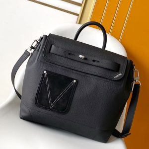 𝐒𝐭𝐞𝐚𝐦𝐞𝐫 𝟑𝟎 Handbag Revisiting a century-old classic in 𝐋𝐕 𝐓𝐨𝐮𝐜𝐡 calf leather 𝐒𝐭𝐞𝐚𝐦𝐞𝐫 Handbag. Grained leather and suede leather adorn both sides.The suede front pocket subtly features 𝐕-stitching, while the convenient 𝐕-shaped hook clasp incorporates 𝐌𝐨𝐧𝐨𝐠𝐫𝐚𝐦 floral motifs. The shoulder strap design offers crossbody or handheld carrying options.Leather: Premium Spanish Grade A leather Hardware: Imported Grade A semi-steel hardware Dimensions: 32 cm x 33 cm x 14 cm (Length x Height x Width)